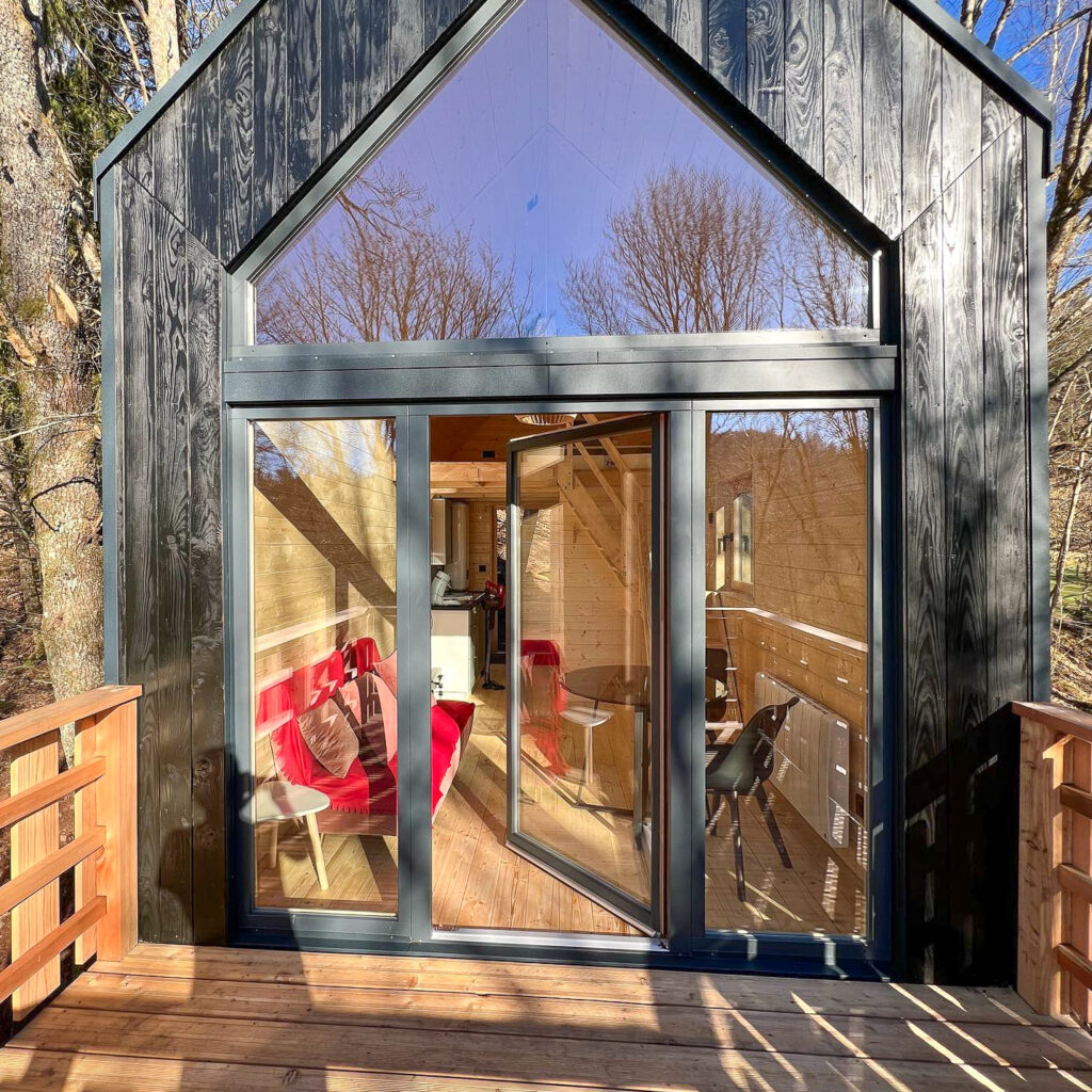 Façade en bois brulé d'un module D'monet