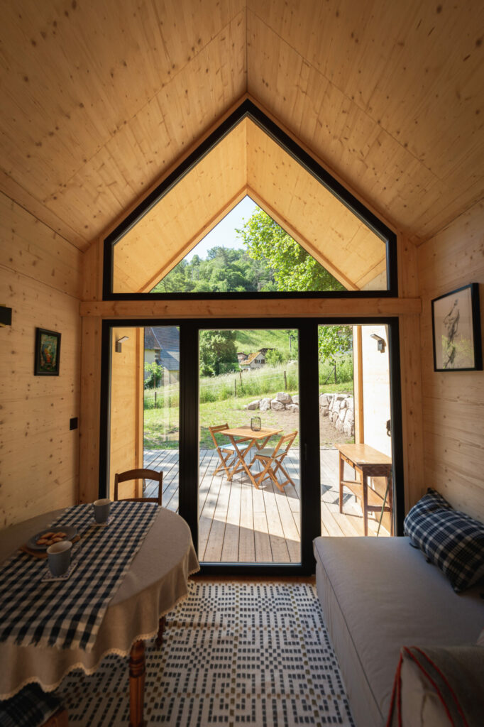 vue sur un espace verdouillant depuis l'intérieur d'une D'monet ÜTE